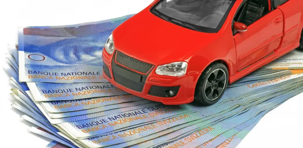 Gebrauchtwagen auf einem Transporter auf dem Weg nach Osteuropa